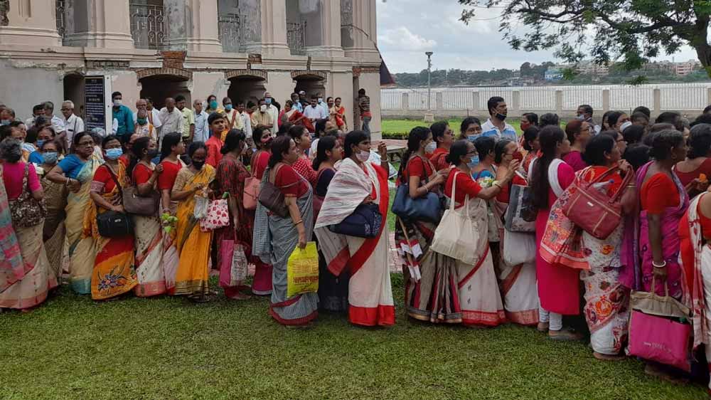 ভক্তদের ঢল নামল বেলুড় মঠে।