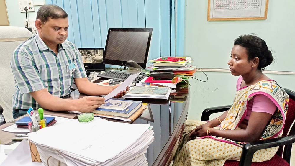 ঝাড়গ্রাম সদরের মহকুমাশাসকের কাছে উমা কিস্কু।