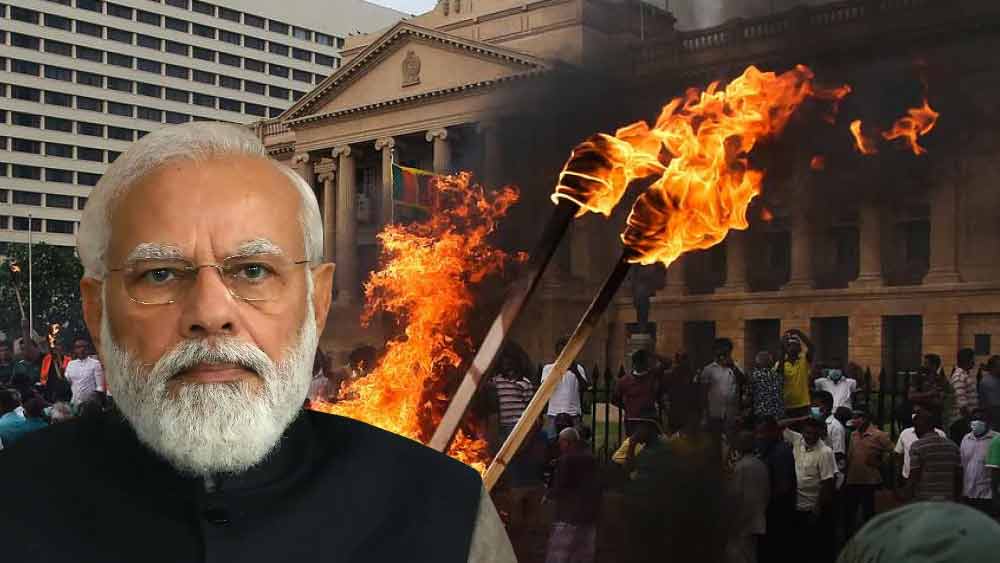 মুদ্রাস্ফীতি, এবং তা থেকে চূড়ান্ত অর্থনৈতিক সঙ্কট। তার কোপ রাজনীতিতে এবং শেষ পর্যন্ত সমাজের সর্বক্ষেত্রে। গত তিন মাসে এই ভাবেই ধীরে ধীরে শ্রীলঙ্কার পরিস্থিতির অবনতি হয়েছে। প্রতিবেশী ভারতেও চলছে মুদ্রাস্ফীতি। সেখানেও কি একই সমস্যা হতে পারে? শ্রীলঙ্কা থেকে ঠিক কী কী শিক্ষা নিতে পারে ভারত?