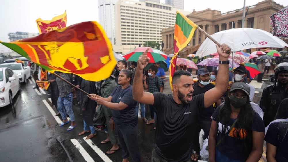 এই প্রশ্নের উত্তর জানতে হলে আগে শ্রীলঙ্কার এই পরিস্থিতির কারণ জানতে হবে। বহু বছর ধরে ধীরে ধীরে এই প্রেক্ষাপট তৈরি হয়েছে শ্রীলঙ্কায়।