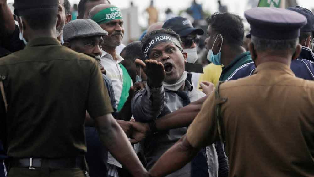 শেষের এই চরম সঙ্কটের কারণ সাম্প্রতিক একটি ধাক্কা। শ্রীলঙ্কার ভূ-রাজনৈতিক প্রেক্ষাপটে বদলই দেশটিকে দেউলিয়া হওয়ার পথে ঠেলে দিয়েছে।