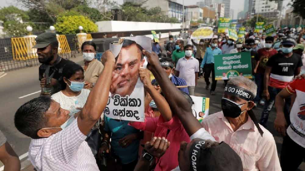 একটা বড় কারণ অবশ্যই শ্রীলঙ্কার সরকারের মাত্রাছাড়া ঋণ নেওয়ার প্রবণতা। যা দেশের গড় উৎপাদন ক্ষমতাকেও ছাড়িয়ে গিয়েছে।