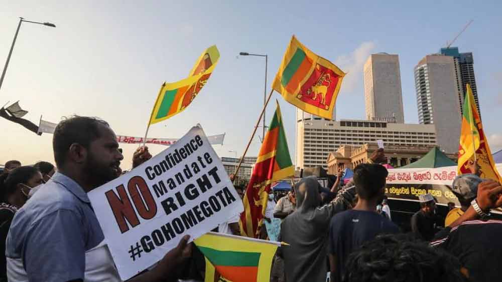 ঋণ নিতে নিতে তার ধরনও কালক্রমে বদলাতে হয়েছে। বিশেষ সুবিধা এবং সুদে ছাড় পাওয়া ঋণের সীমা অতিক্রম করে ফেলে শ্রীলঙ্কা। ফলে তার পর বাণিজ্যিক ঋণ নিতে হয়। যার সুদের হার অনেক বেশি। ঋণ শোধের মেয়াদও কম।