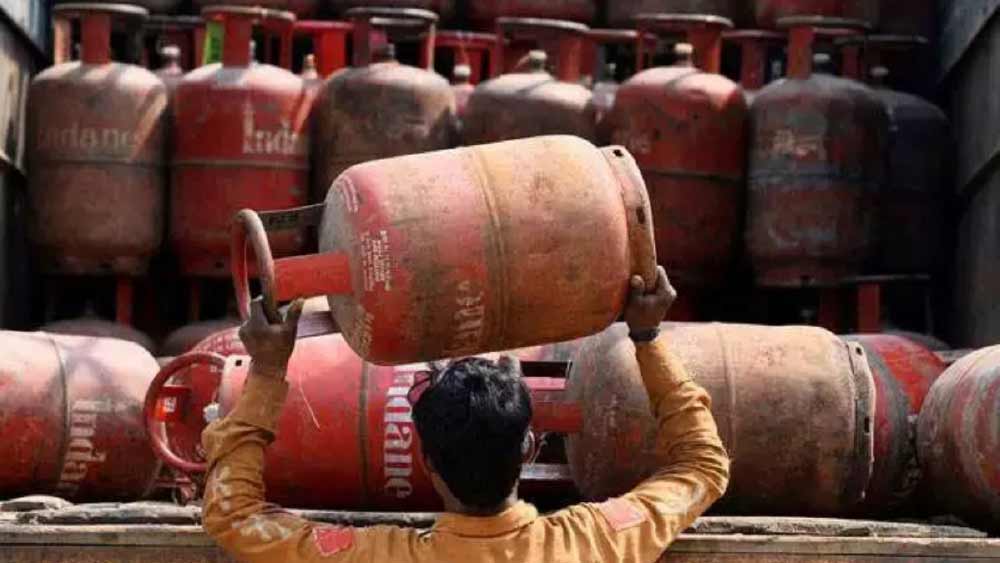 ভারতেও মূল্যবৃদ্ধির পরিস্থিতি তৈরি হয়েছে। রান্নার গ্যাস, বিদ্যুৎ, জ্বালানির দাম উত্তরোত্তর বৃদ্ধি পাচ্ছে। শ্রীলঙ্কা সরকার নিজেদের দেউলিয়া ঘোষণা করার কিছু দিন আগে সে দেশেও এমন হয়েছিল। কিন্তু ভারতের আপাতত ‘শ্রীলঙ্কা’ হওয়ার আশঙ্কা নেই।