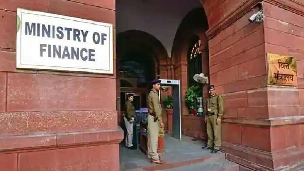 ভারতে আপতত ৬০ হাজার কোটি ডলারের বিদেশি মুদ্রার ভান্ডার রয়েছে। যার দৌলতে  আগামী এক বছরের জন্য বিদেশি পণ্য আমদানির ক্ষেত্রে কোনও চিন্তা নেই।