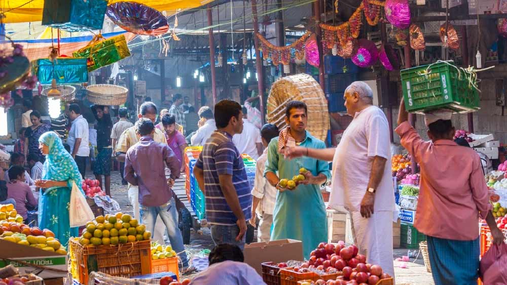 দেশের বাজারে অন্যতম বড় সমস্যা মূল্যবৃদ্ধি। ভয়ঙ্কর মূল্যবৃদ্ধিতে ভুগছে প্রতিবেশী দ্বীপরাষ্ট্রও। কিন্তু দুই দেশের পার্থক্যটা আকাশ আর পাতালের।