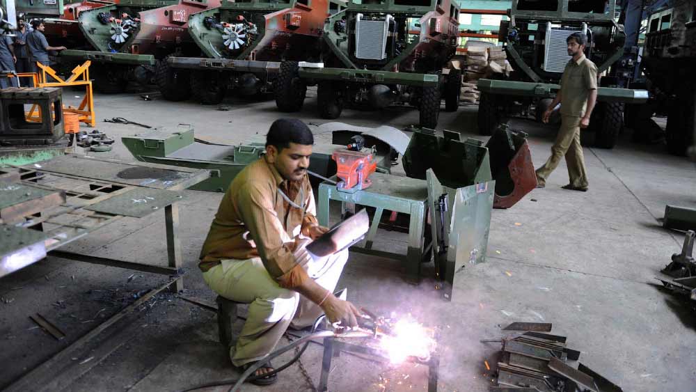 আর ভারত যে হেতু উন্নয়নশীল দেশ, তাই মুদ্রাস্ফীতি নিয়ে এখনই বড় দুশ্চিন্তা নেই বলেই মনে করেন অর্থনীতিবিদদের একটা বড় অংশ। পাশাপাশি মনে করা হচ্ছে, অতিমারির ধাক্কা পুরোপুরি কাটিয়ে উঠতে পারলে দেশের শিল্পোৎপাদনও অনকেটাই বৃদ্ধি পাবে। এর ফলে অর্থনীতির পালে বাতাস লাগবে।