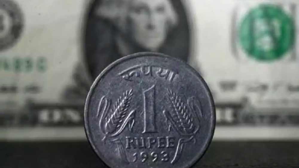 ডলারের নিরিখে টাকার দাম কমেই চলেছে। তবে এর মধ্যেও দু’টি গুরুত্বপূর্ণ বিষয় মাথায় রাখা জরুরি। প্রথমত, ডলারের নিরিখে দাম কমলেও পাউন্ড বা অন্য মুদ্রাগুলির প্রেক্ষিতে টাকার পারফরম্যান্স ভালই। দ্বিতীয়ত টাকার দাম কমায় দেশের রফতানির ব্যবসায় লাভের মুখ দেখেছে। 