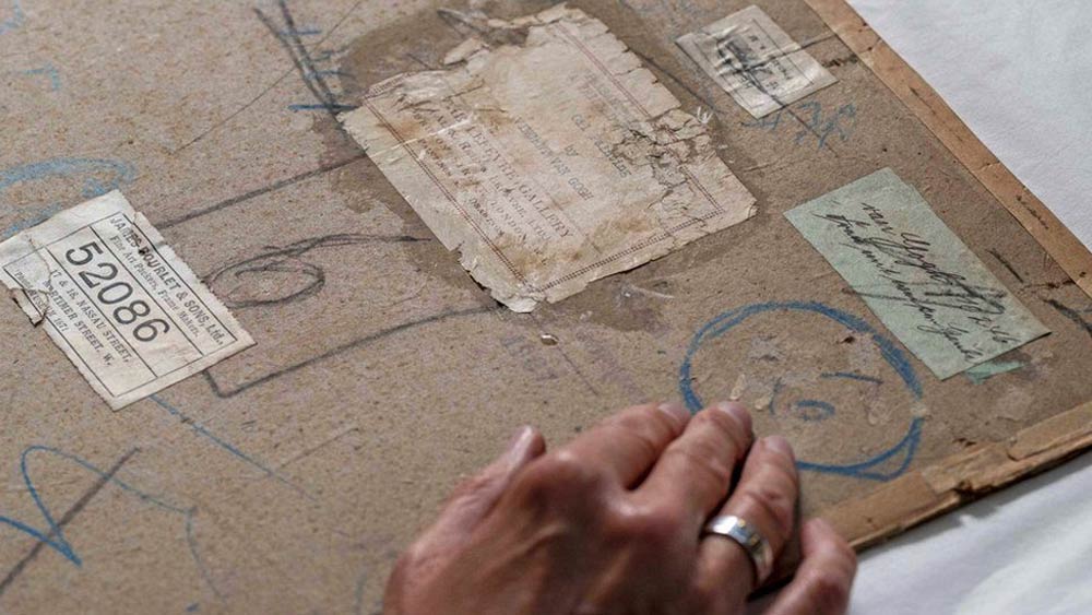 ‘হেড অব পিসেন্ট ওম্যান’ নামক এই ছবির এক্স-রে করতেই দেখা দিল ভ্যান গঘের আঁকা একটি আত্মপ্রতিকৃতি। ছবির পিছনে পিচবোর্ডের ভিতর আঠা দিয়ে এই আত্মপ্রতিকৃতি লুকনো অবস্থায় ছিল।