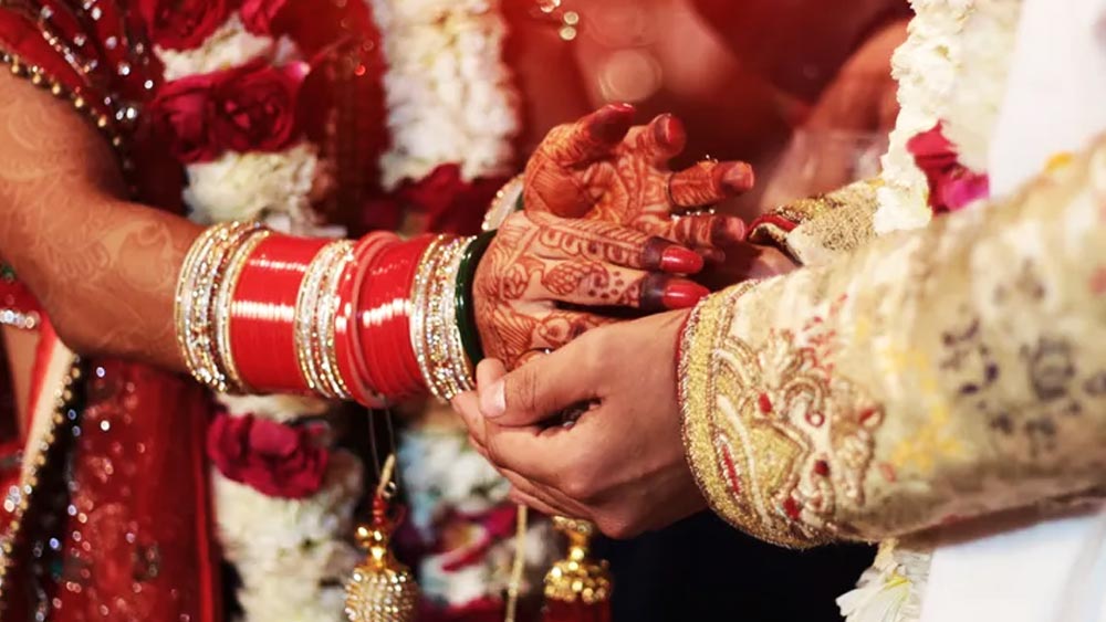 গত কয়েক বছর ধরে টিনসেল নগরীর কোনও না কোনও পরিবারে বিয়ের সানাই বেজে চলেছে। গাঁটছড়ায় বাঁধা পড়েছেন বহু তারকা।