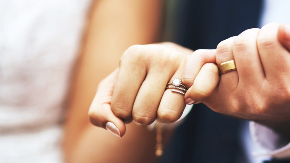 এই বলি তারকারা দেশ-বিদেশের বিভিন্ন প্রান্তের এমন কিছু জায়গায় ভালবাসার মানুষকে জীবনসঙ্গী হিসাবে পাওয়ার জন্য প্রপোজ করেছেন— যে জায়গাগুলির প্রাকৃতিক সৌন্দর্যেই মন জুড়িয়ে যায়। প্রপোজালের মুহূর্তগুলি আরও বর্ণময় করে তুলতে এই জায়গাগুলি বেছে নিয়েছিলেন তারকারা।