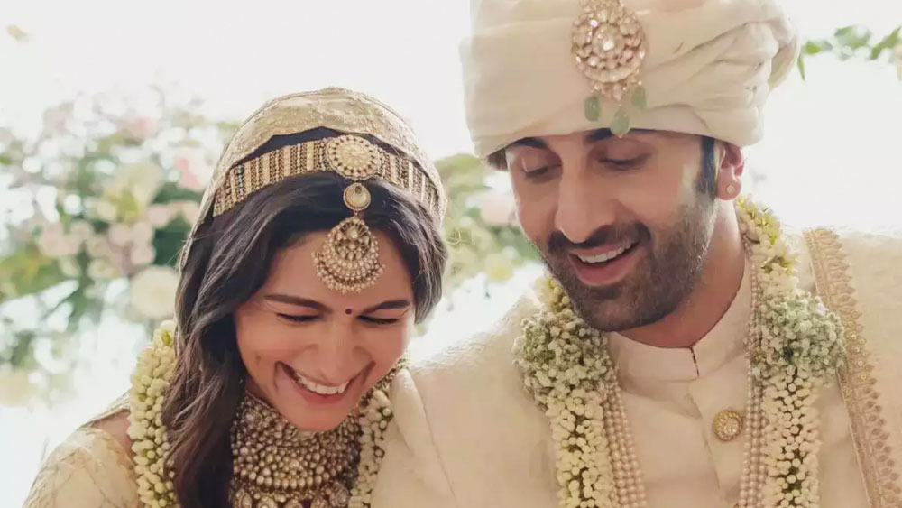 সম্প্রতি ঋষি-পুত্রের সঙ্গে বিবাহবন্ধনে আবদ্ধ হয়েছেন বলিউডের ‘গঙ্গুবাঈ’। বহু বছর সম্পর্কে থাকার পর আলিয়াকে প্রপোজ করেন রণবীর। বিয়ের আগে কেনিয়ায় ঘুরতে গিয়েছিলেন রণলিয়া জুটি।   