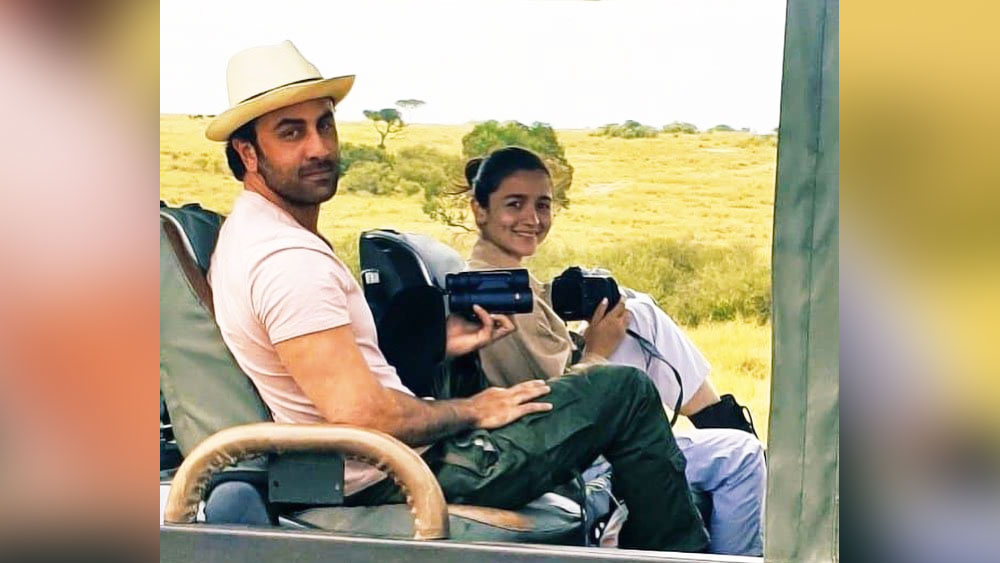 কেনিয়ার মাসাই মারা ন্যাশনাল রিসার্ভে অন্তরঙ্গ মুহূর্ত কাটিয়েছিলেন দু’জনে। কখনও জঙ্গলের মধ্যে ব্রেকফাস্ট সেরেছেন, কখনও বা জিপ সাফারি করেছেন একসঙ্গে। মাসাই মারা ভ্রমণের কিছু ঝলক অনুরাগীদের সঙ্গেও ভাগ করে নিয়েছেন অভিনেত্রী।