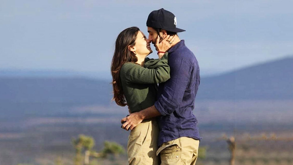 আলিয়া এক জনপ্রিয় টক শো-এ এসে জানান, ঘন সবুজ জঙ্গলের মাঝেই আলিয়াকে বিয়ে করার জন্য প্রপোজ করেছিলেন রণবীর।