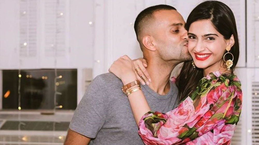 অনিল-কন্যা সোনম ও আনন্দের জীবনে শীঘ্রই খুশির জোয়ার আসতে চলেছে। মা হতে চলেছেন অভিনেত্রী সোনম। চার বছর আগে শিল্পপতি আনন্দ আহুজাকে বিয়ে করেছিলেন তিনি।