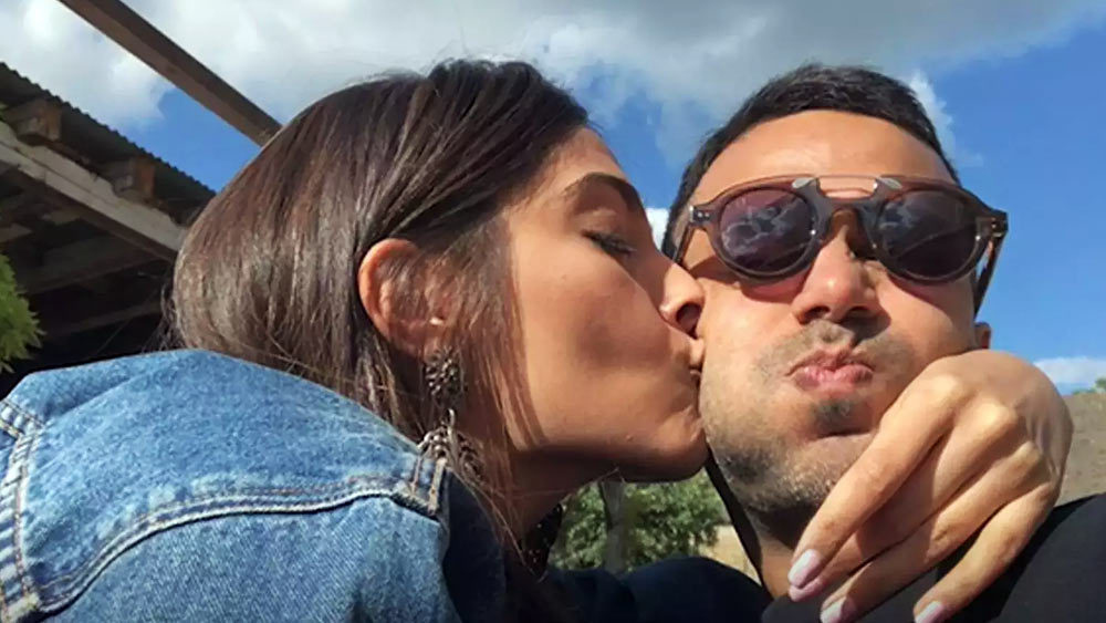 বিয়ের আগেও এক বছরের সম্পর্ক ছিল তাঁদের। সম্পর্কে থাকাকালীন নিউ ইয়র্কে একসঙ্গে ঘুরতে গিয়েছিলেন সোনম-আনন্দ। নিউ ইয়র্কের রাস্তায় হাঁটতে হাঁটতে অভিনেত্রীর সামনে হঠাৎ হাঁটু মুড়ে বসে পড়েছিলেন আনন্দ। শহরের ব্যস্ত রাস্তার মাঝে ‌সোনমকে প্রপোজ করেছিলেন তিনি।