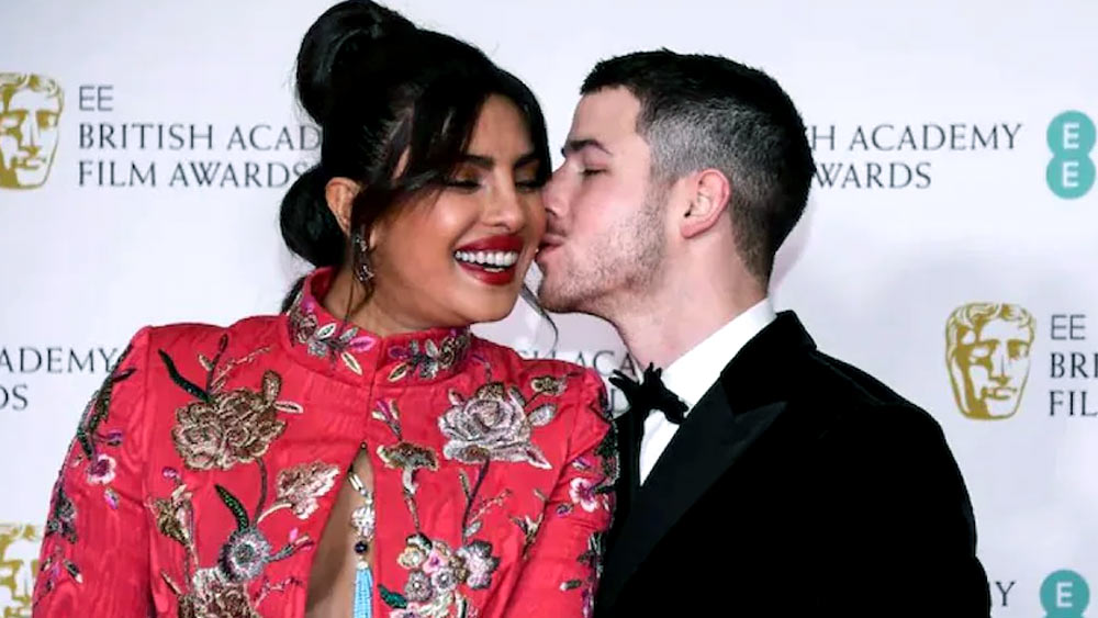 বলিউডের ‘দেশি গার্ল’ প্রিয়ঙ্কার সঙ্গে নিক জোনাসের সম্পর্ক নিয়ে অনুরাগীদের কৌতূহলের সীমার অন্ত নেই। বয়সের পার্থক্য এত বেশি হওয়া সত্ত্বেও তাঁরা কেন সম্পর্কে জড়ালেন, তাঁদের বিবাহিত জীবন কতটা সুখময় হবে— এ নিয়ে জিজ্ঞাসাবোধক চিহ্ন ছুড়েছিলেন অনেকেই।