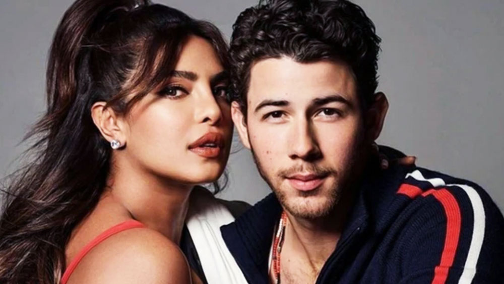 তবে, সব নেতিবাচক প্রশ্নকে তুড়ি মেরে উড়িয়ে দিয়ে জোনাস-দম্পতি আজ দীর্ঘ চার বছর ধরে একসঙ্গে ঘর করছেন। এক সাক্ষাৎকারে অভিনেত্রী জানান, নিক-ই তাঁকে প্রথম প্রপোজ করেন।