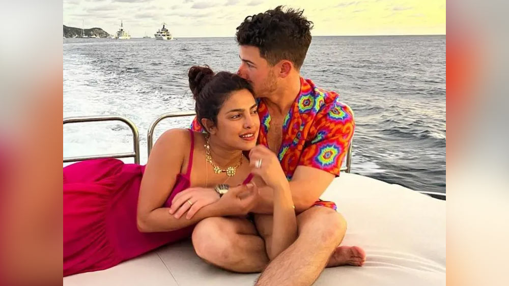 গ্রিসের ক্রেট দ্বীপপুঞ্জে একসঙ্গে ছুটি কাটাতে গিয়েছিলেন নিক ও প্রিয়ঙ্কা। অভিনেত্রীর ৩৬তম জন্মদিন পালন করার পরেই প্রিয়ঙ্কাকে প্রপোজ করেন নিক।