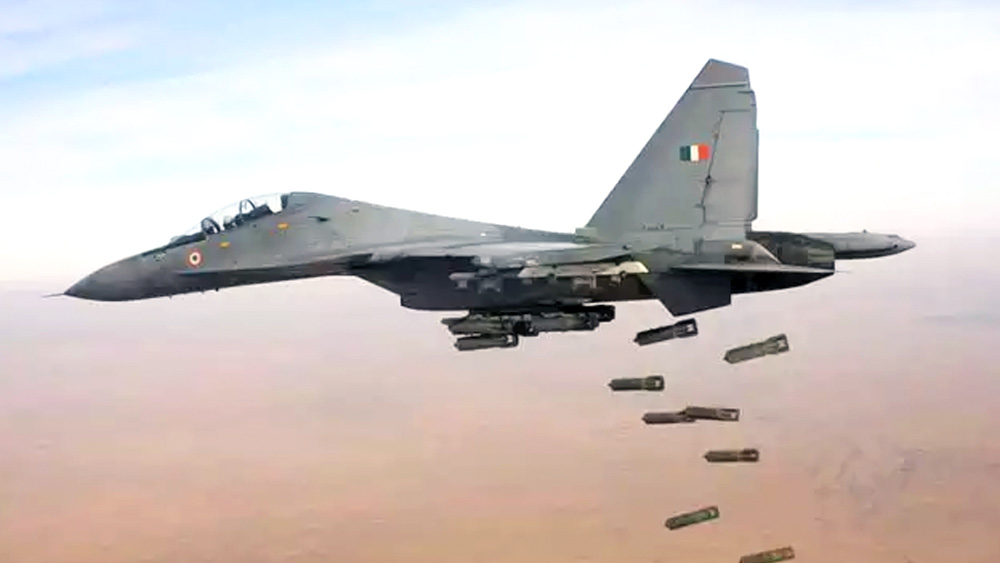 ৩ নভেম্বর রাতে ভারতীয় বায়ুসেনার তিনটি আইএল-৭৬ সামরিক পরিবহণ বিমান আগরা থেকে তিরুঅনন্তপুরম হয়ে রাতেই মলদ্বীপের হুলহুলে (বর্তমান ভেলানা) বিমানবন্দরে অবতরণ করে। শুরু হয়ে ঝটিতি অভিযান।