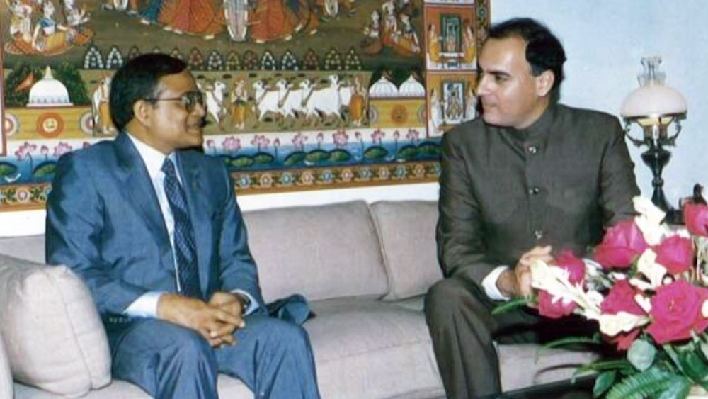 ভারতীয় প্যারাকমান্ডোরা ৪ নভেম্বর ভোর ৪টের সময় গায়ুমের গোপন ‘সেফ হাউসে’ পৌঁছে যান। স্যাটেলাইট ফোনে তিনি কৃতজ্ঞতা জানান রাজীবকে। ‘অপারেশন ক্যাকটাসের’ ফল জানতে উদ্‌গ্রীব রাজীব সারা রাত জেগে ছিলেন। ভোরে গায়ুমের ফোন পেয়ে ঘুমোতে যান তিনি।