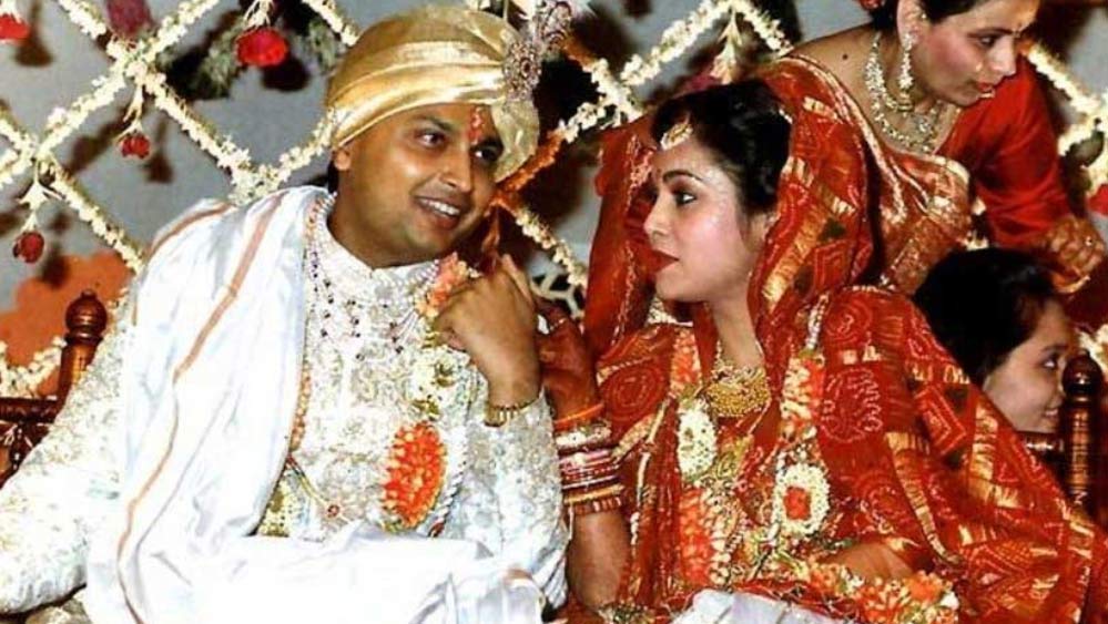 এ-ও শোনা যায় যে, সুস্মিতার প্রেমে অনিল অম্বানী এতটাই পাগল হয়ে গিয়েছিলেন যে, স্ত্রী টিনা মুনিমকে ডিভোর্স দিতে উঠেপড়ে লেগেছিলেন তিনি। কিন্তু টিনা তাঁকে ডিভোর্স দেননি। শেষমেশ পরিবারের হস্তক্ষেপে এই সম্পর্ক থেকে সরে আসেন অনিল।