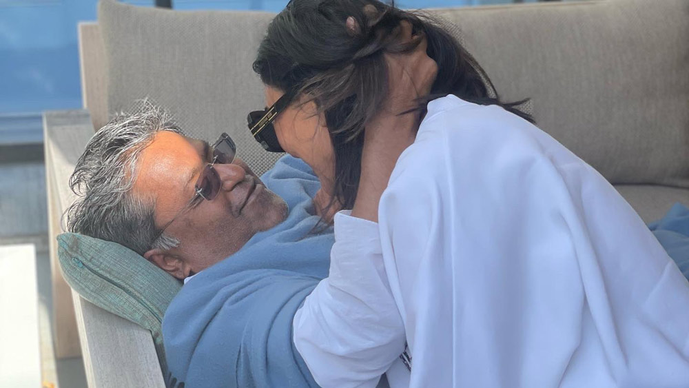 এই খবর যদিও নিজে জানাননি সুস্মিতা। নিজের সোশ্যাল মিডিয়া হ্যান্ডেলে একের পর এক ছবি ছেড়ে নিজেদের সম্পর্কের কথা ঘোষণা করেছেন ললিত মোদী।