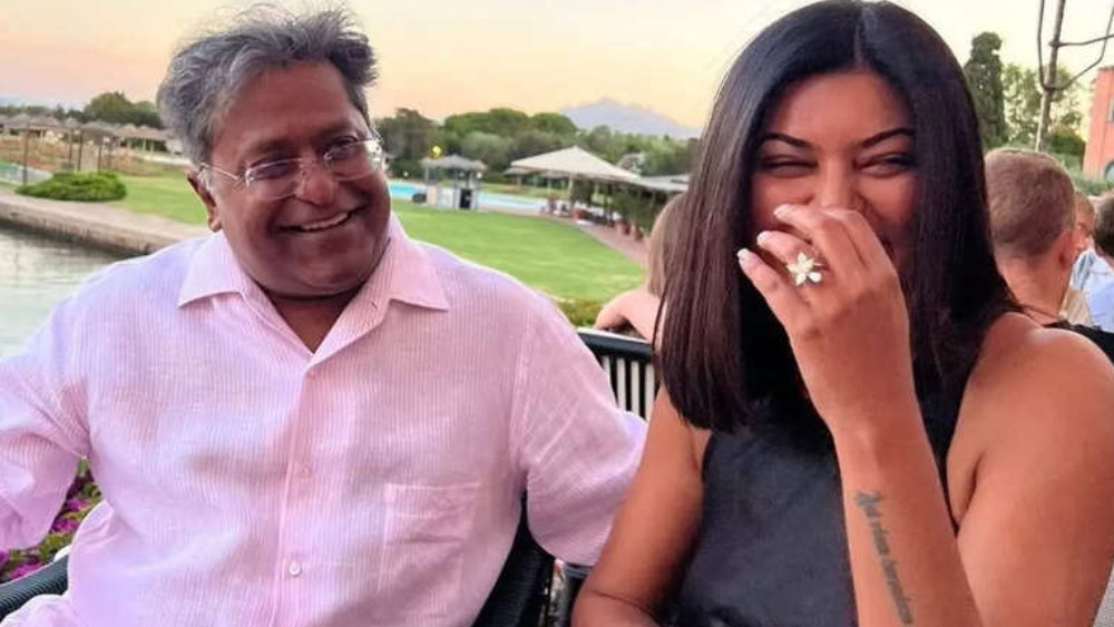 অভিনেত্রীর অনামিকায় একটি বিশাল হিরের আংটি দেখে সকলে ভেবে নিয়েছিলেন দু’জনের বাগদানও হয়ে গিয়ছে। পরে সেই ভুল ভাঙান ললিত মোদী। অন্য একটি পোস্টে লেখেন, আপাতত একে অপরকে ডেট করছি।