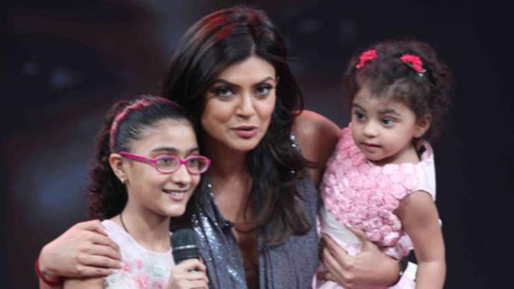 ২০০০ সালে মাত্র ২৫ বছর বয়সে তিনি রেনে নামে এক শিশুকে দত্তক নেন। পরে ২০১০ সালে আরও এক শিশুকে দত্তক নেন তিনি। নাম রাখেন আলিশা। 