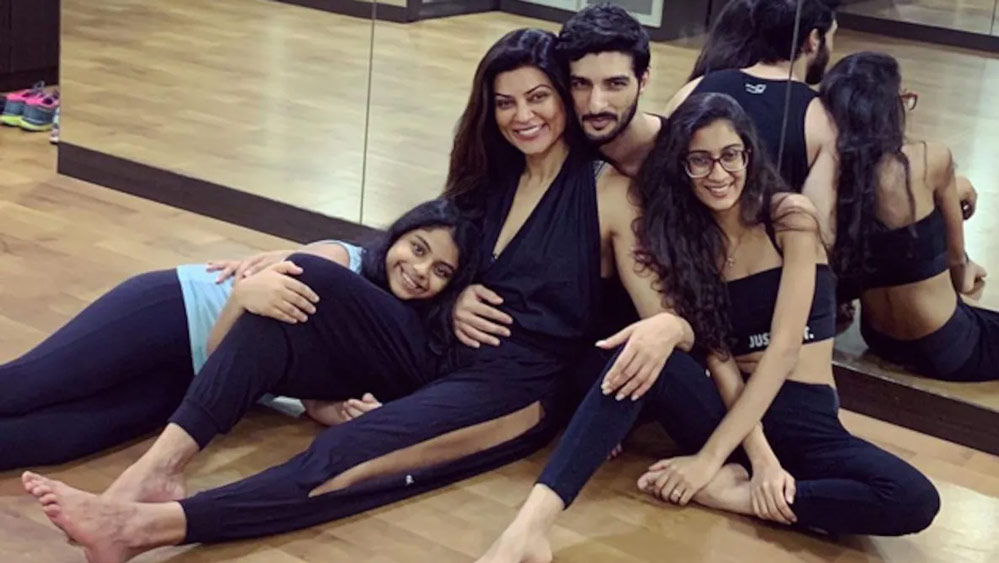 সুস্মিতার প্রাক্তন প্রেমিক রহমানের সঙ্গে রেনে আর আলিশার সম্পর্ক খুব ভাল ছিল। মাঝেমাঝেই চার জন পাড়ি দিতেন একসঙ্গে ছুটি কাটাতে। নেটমাধ্যমেও দেখতে পাওয়া যেত তাঁদের ঘুরতে যাওয়ার ছবি।