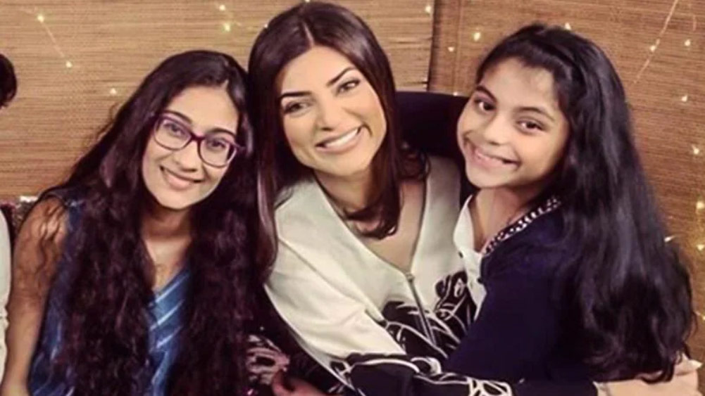 পরম যত্নে দুই মেয়েকেই বড় করে তুলছেন তিনি। দুই মেয়ের সঙ্গে নিজের ছবিতে ভরে থাকে সুস্মিতার প্রোফাইল। 