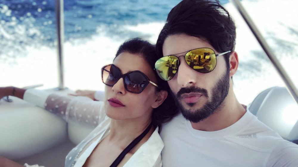 বয়সে অনেক ছোট মডেল রহমান শলের  সঙ্গে দীর্ঘ তিন বছর সম্পর্কে ছিলেন সুস্মিতা। গত বছর আচমকা সেই সম্পর্কে ইতি টানেন অভিনেত্রী। 