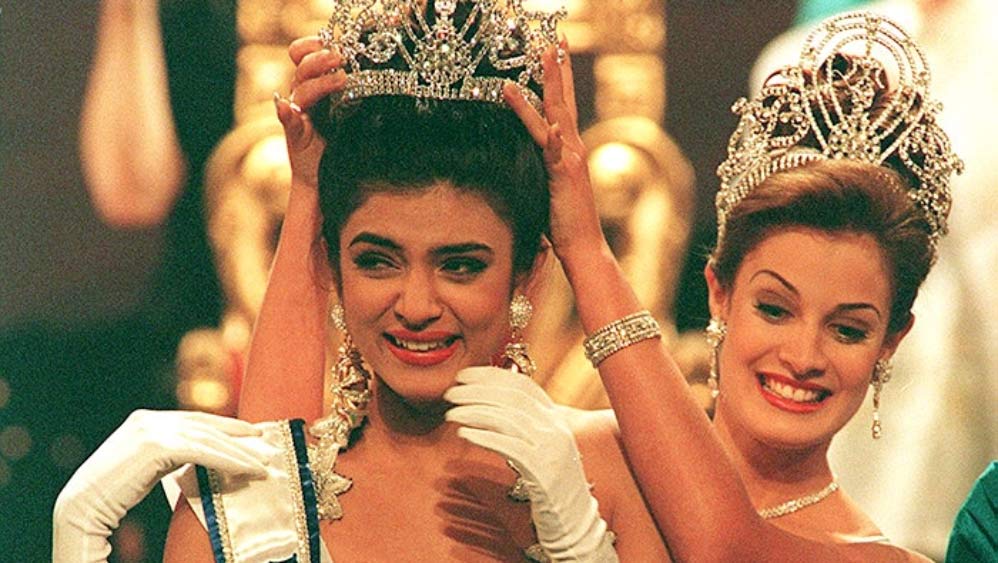 মডেলিং নিয়ে তেমন কোনও আগ্রহ না থাকলেও কৌতূহলবশত মিস ইন্ডিয়া প্রতিযোগিতার ফর্ম পূরণ করেছিলেন। ১৯৯৪ সালে ঐশ্বর্যা রায়কে হারিয়ে 'মিস ইন্ডিয়া' হন সুস্মিতা। ওই বছরই মাত্র ১৮ বছর বয়সে তিনি 'মিস ইউনিভার্স' খেতাব জেতেন।