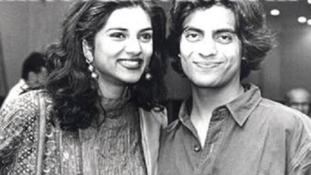 সুস্মিতার জীবনে প্রথম প্রেম হয়ে এসেছিলেন রজত তারা। তখনও বিশ্বসুন্দরীর খেতাব জোটেনি অভিনেত্রীর। দিল্লিবাসী, সদ্যতরুণী সুস্মিতা সে সময়েই রজতের সঙ্গে সম্পর্কে জড়ান।