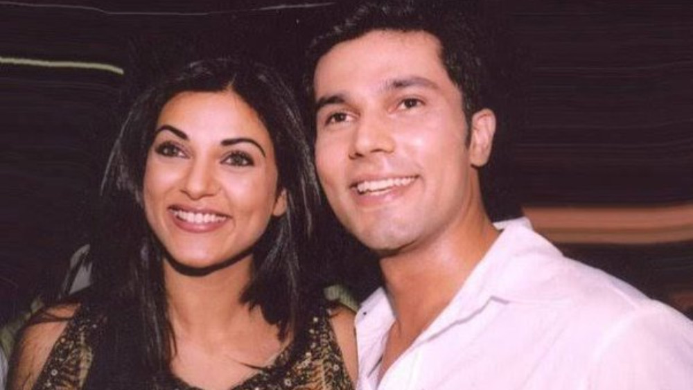 ‘কর্মা অ্যান্ড হোলি’ ছবির শ্যুটে সুস্মিতার আলাপ রণদীপ হুডার সঙ্গে। সেখান থেকে প্রেম। রীতিমতো শোরগোল ফেলেছিল তাঁদের সম্পর্ক। যদিও বেশি দিন টেকেনি তা।