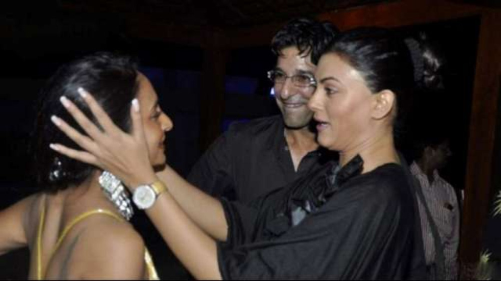 দু’জনই কখনও একে অপরের সঙ্গে সম্পর্কে থাকার কথা সরাসরি স্বীকার করেননি। কিন্তু বলিপাড়ার গুঞ্জন বলে, পাকিস্তানি ক্রিকেটারকে নাকি বিয়েও করেছিলেন অভিনেত্রী!