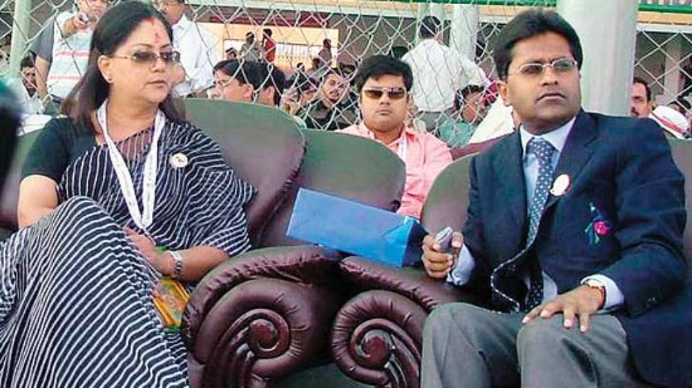 বয়সে বছর দশেকের বড় রাজের সঙ্গে ‘অন্য রকম’ সম্পর্ক থাকার কারণে বাড়তি সুবিধা পেয়েছিলেন বলে অভিযোগ ওঠে। এমনিতে গ্বালিয়রের রাজ পরিবারের সঙ্গে মোদীদের বন্ধুত্ব বহু বছরের।   ফলে রাজের সাহায্যে ওই অর্ডিনান্স প্রকাশ করতে ললিতের সমস্যা হয়নি।