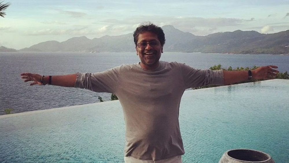 মার্সিডিজ থেকে প্রাইভেট জেট— কী নেই তাঁর! অভিযোগ ওঠে আইপিএলের দৌলতে দ্রুত আকাশ ছুঁয়ে ফেলেন ললিত। ছুটি কাটাতে ভাড়া নিতেন বিলাসবহুল রিসর্ট। সেই তালিকায় ছিল ইমরান   খানের প্রাক্তন স্ত্রী জেমাইমার বাবা জিমি গোল্ডস্মিথের প্রাসাদোপম বাড়িও। 