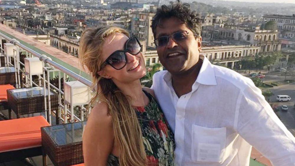 প্যারিস হিলটনের সঙ্গেও ললিতের সম্পর্ক ছিল বেশ গভীর। কিউবার হাভানায় সারাতোগা হোটেলের ছাদে তোলা ছবি তিনি ইনস্টাগ্রামে শেয়ার করেন।