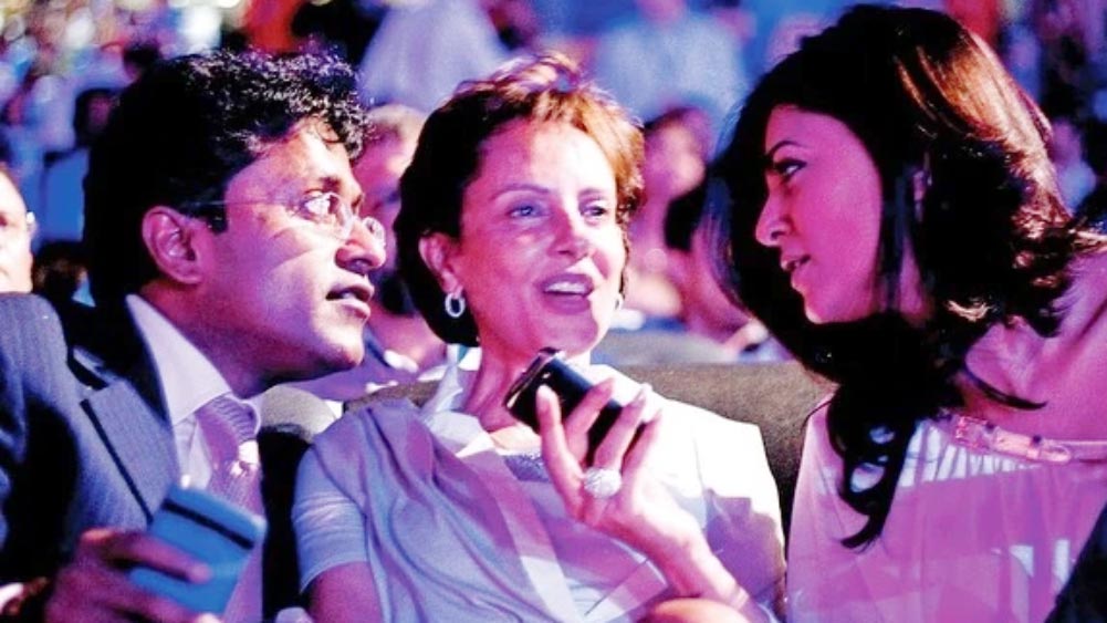 সুম্মিতার সঙ্গে তাঁর বন্ধুত্ব অনেক আগে থেকে ছিল। স্ত্রী মিলান বেঁচে থাকাকালীন তিন জনকে এক ফ্রেমে দেখতে পাওয়া যায়। 