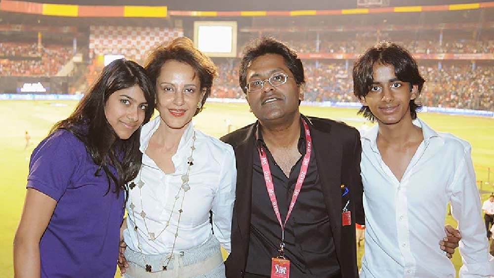 মিনালের প্রথম বিয়ে হয় সৌদি আরবের ধনী ব্যক্তি জ্যাক সাগরানির সঙ্গে। কর্মসূত্রে তাঁকে নাইজেরিয়া থেকে লন্ডন যাতায়াত করতে হত। পরে সৌদি আরবেই পাকাপাকি ভাবে কাজ শুরু করেন। 