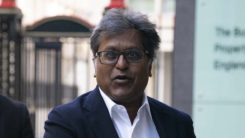 এর পর মিনাল দিল্লিতে চলে আসেন। বিভিন্ন সূত্র মারফত জানা যায় যে, দিল্লিতে আসার পর ললিত মোদীর মা বীণার সঙ্গে মিনালের বন্ধুত্ব হয়। সেই সুবাদে ললিতের সঙ্গে তাঁর প্রায়ই দেখা-সাক্ষাৎ হত। মিনালের থেকে দশ বছরের ছোট ছিলেন ললিত। ধীরে ধীরে তাঁদের মধ্যে সম্পর্ক গড়ে ওঠে।