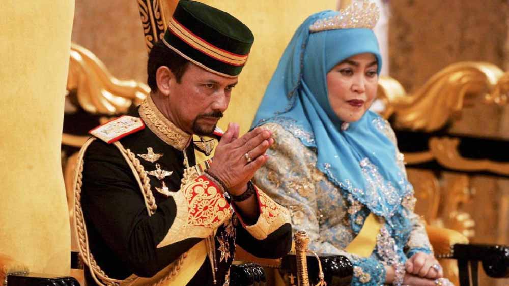 দেশের সুলতানি করার পাশাপাশি তিনি ব্রুনেইয়ের প্রধানমন্ত্রীও বটে। পাশাপাশি, প্রতিরক্ষা এবং বিদেশ মন্ত্রকের দায়িত্বও নিজের হাতে রেখেছেন ৭৬ বছরের সুলতান।