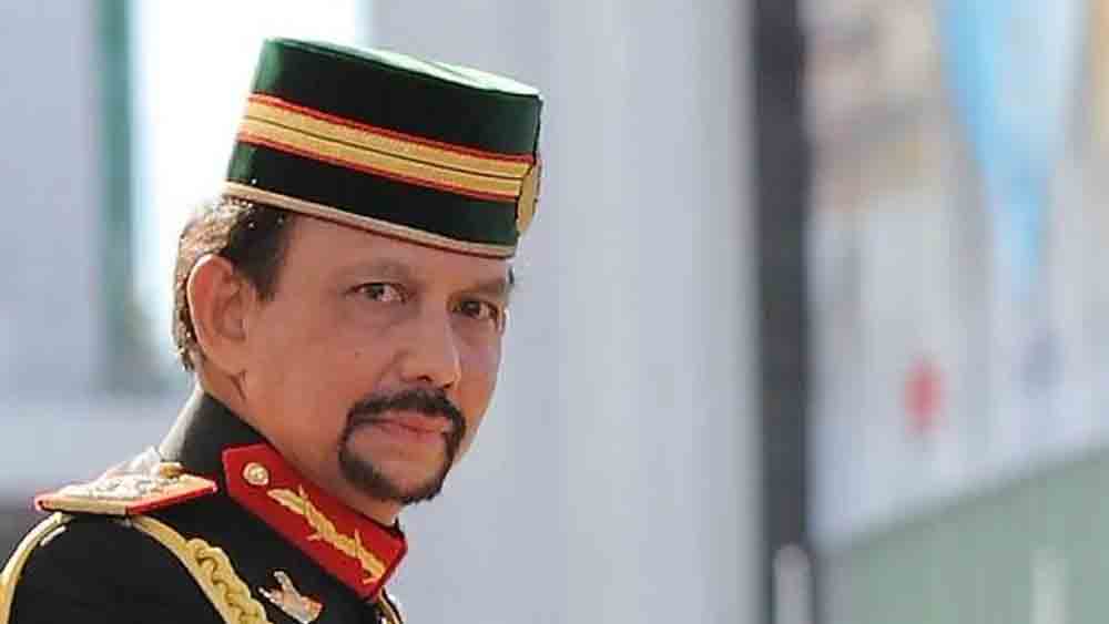 ব্রুনেইয়ের সুলতানের আরও একটি পদবি রয়েছে। তিনি ব্রুনেই দার-উস-সালেমের ইয়াং দি-পার্তুয়ান।