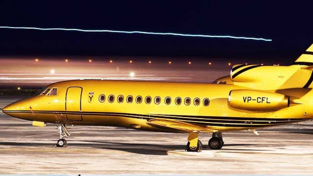 গাড়ির পাশাপাশি বিমানের শখ রয়েছে সুলতানের। তাঁর বোয়িং ৭৪৭ বিমানের দাম নাকি ৩,৩০৪ কোটি টাকা। তাতে রয়েছে সোনায় মোড়া বেসিন, জানলা, টেবিল। দামি চামড়ার আসন।