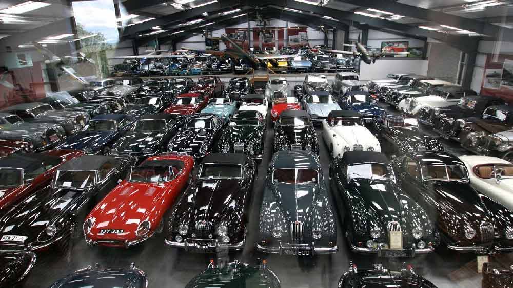 সুলতানের কাছে নাকি কম করে সাত হাজার গাড়ি রয়েছে। তার মধ্যে ৩৬৫টি ফেরারি, ২৭৫টি ল্যাম্বরঘিনি, ২৫৮টি অ্যাস্টন মার্টিন, ১৭২টি বগাটি, ২৩০টি পোর্শে, ৩৫০টি বেন্টলি, ৬০০টি রোল্‌স রয়েস, ৪৪০টি মার্সিডিজ বেঞ্জ, ২৬৫টি অডি, ২৩৭টি বিএমডব্লিউ, ২২৫টি জাগুয়ার এবং ১৮৩টি ল্যান্ড রোভার রয়েছে।