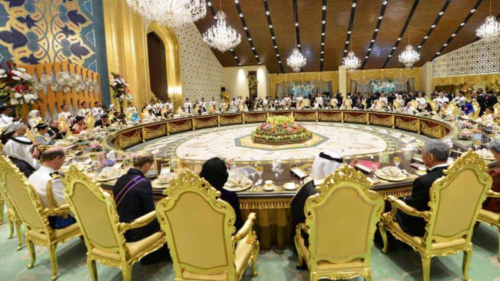 মোট কত সম্পত্তির মালিক ব্রুনেইয়ের সুলতান?  ওই ট্যাবলয়েডের দাবি, সুলতানের মোট সম্পত্তির অর্থমূল্য ৩০ বিলিয়ন পাউন্ড। ভারতীয় মুদ্রায় তা ২,৮৩,২৮১ কোটি টাকা। এত সম্পত্তির মালিক নাকি 'মাত্র' তিনটি বিয়ে করেছেন!