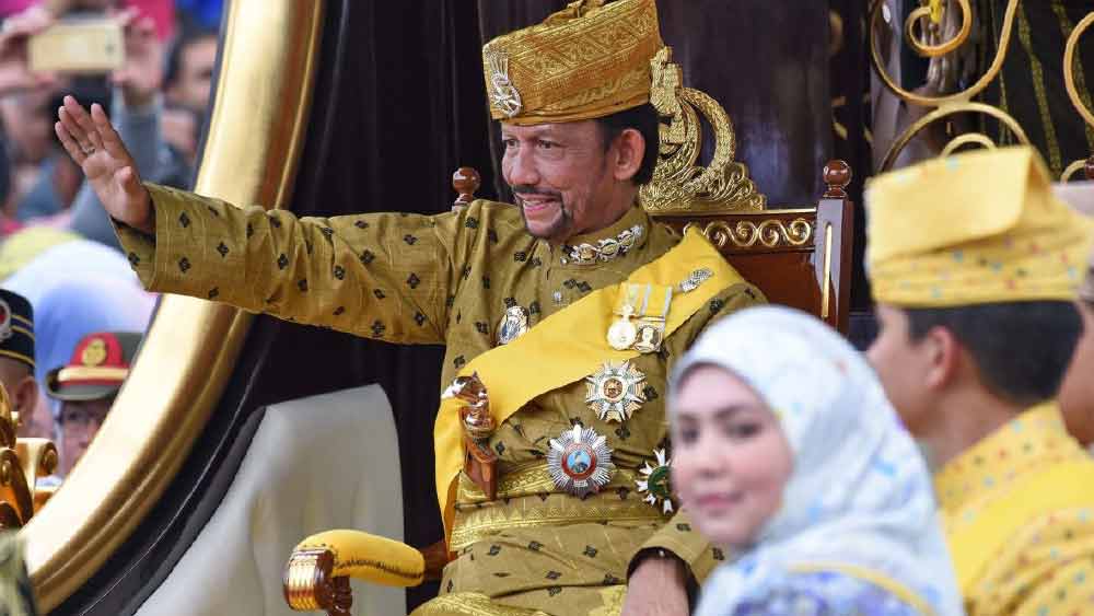 দুনিয়া তাঁকে যে নামেই চিনুক না কেন, ব্রুনেইয়ের সুলতানের এক বিঘত লম্বা নাম-পদবি রয়েছে। সে নাম বলার পর খানিক দম নিতে হয় বটে।