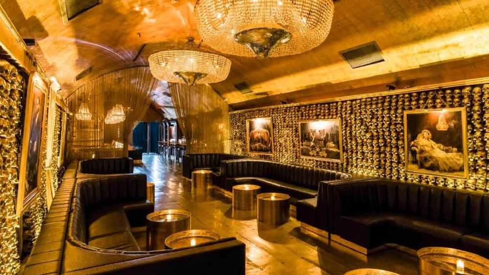 এ ছাড়া, তাঁর নিজস্ব চিড়িয়াখানা ৩০টি রয়্যাল বেঙ্গল টাইগার, অসংখ্য বাজপাখি, কাকাতুয়া-সহ জীবজন্তুতে ভরা।