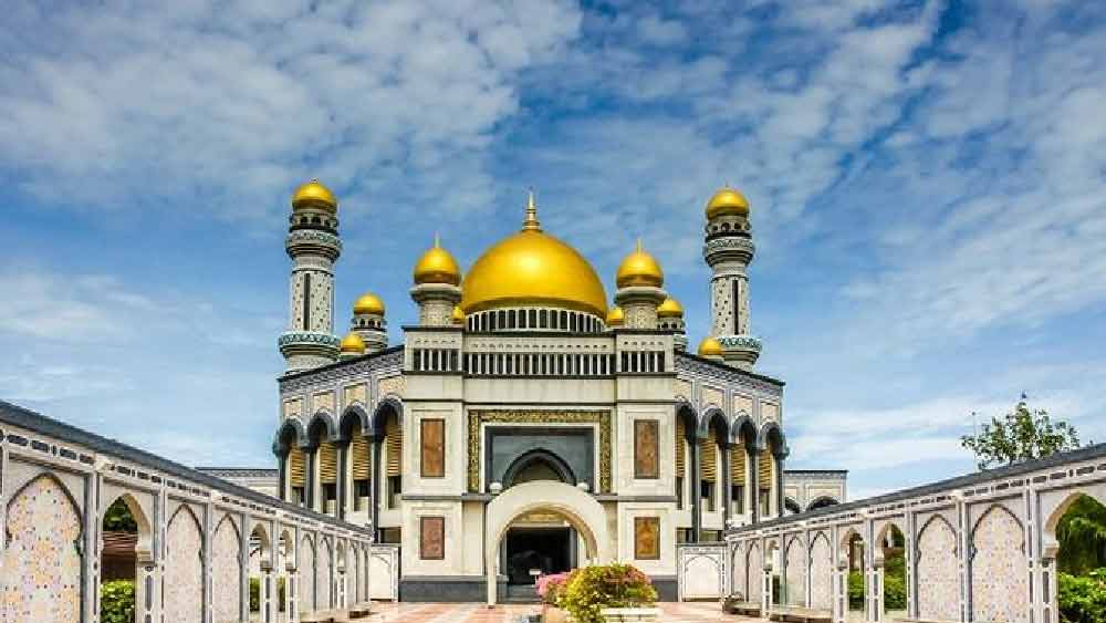 এ হেন সুলতান যে বিলাসবহুল প্রাসাদে থাকবেন, তাতে আশ্চর্য হওয়ার কিছু নেই। ১৯৮৪ সালে ইস্তানা নুরুল ইমান নামের প্রাসাদটি নির্মাণ করেন সুলতান।